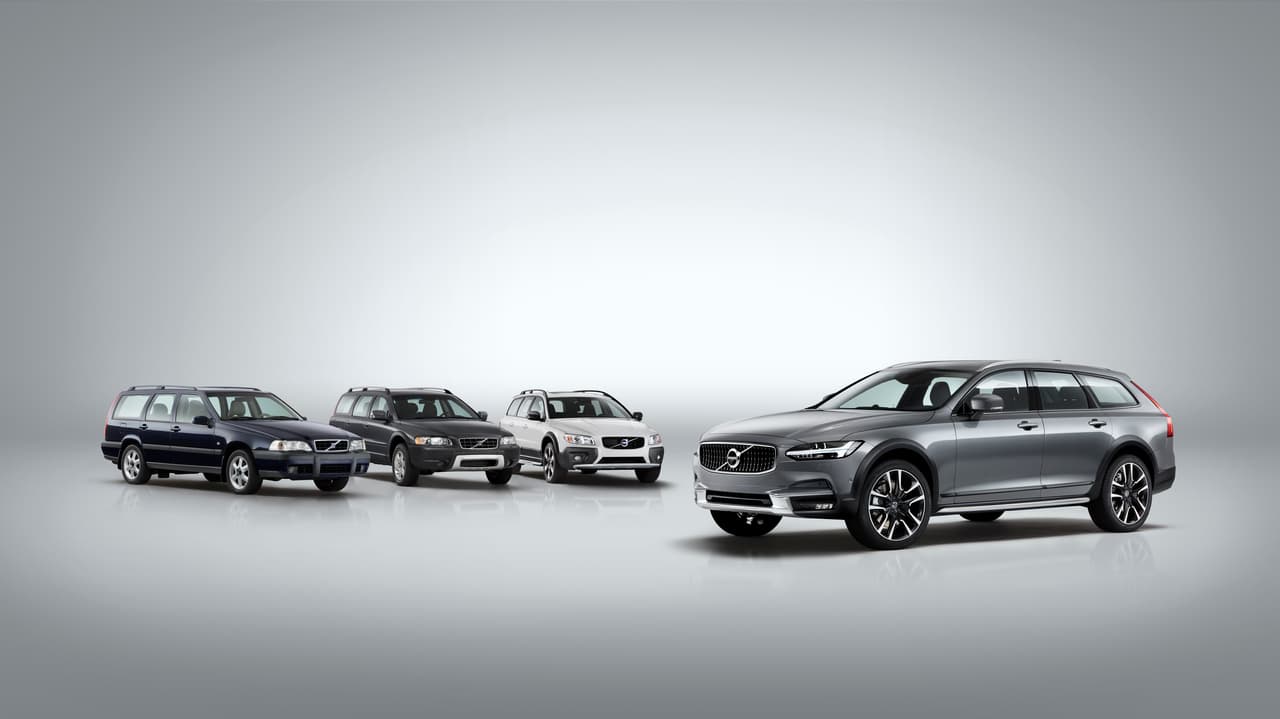 La nueva Volvo V90 Cross Country 2017 tiene una gran tradición que proteger y perpetuar. En la imagen se la puede ver con tres generaciónes de sus predecesoras V70 y V80.