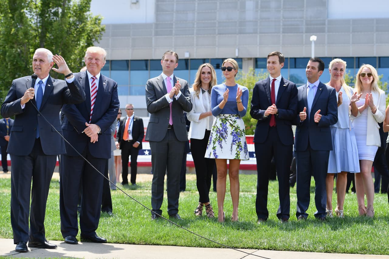 Mike Pence toma el micrófono acompañado de Donald Trump y sus hijos