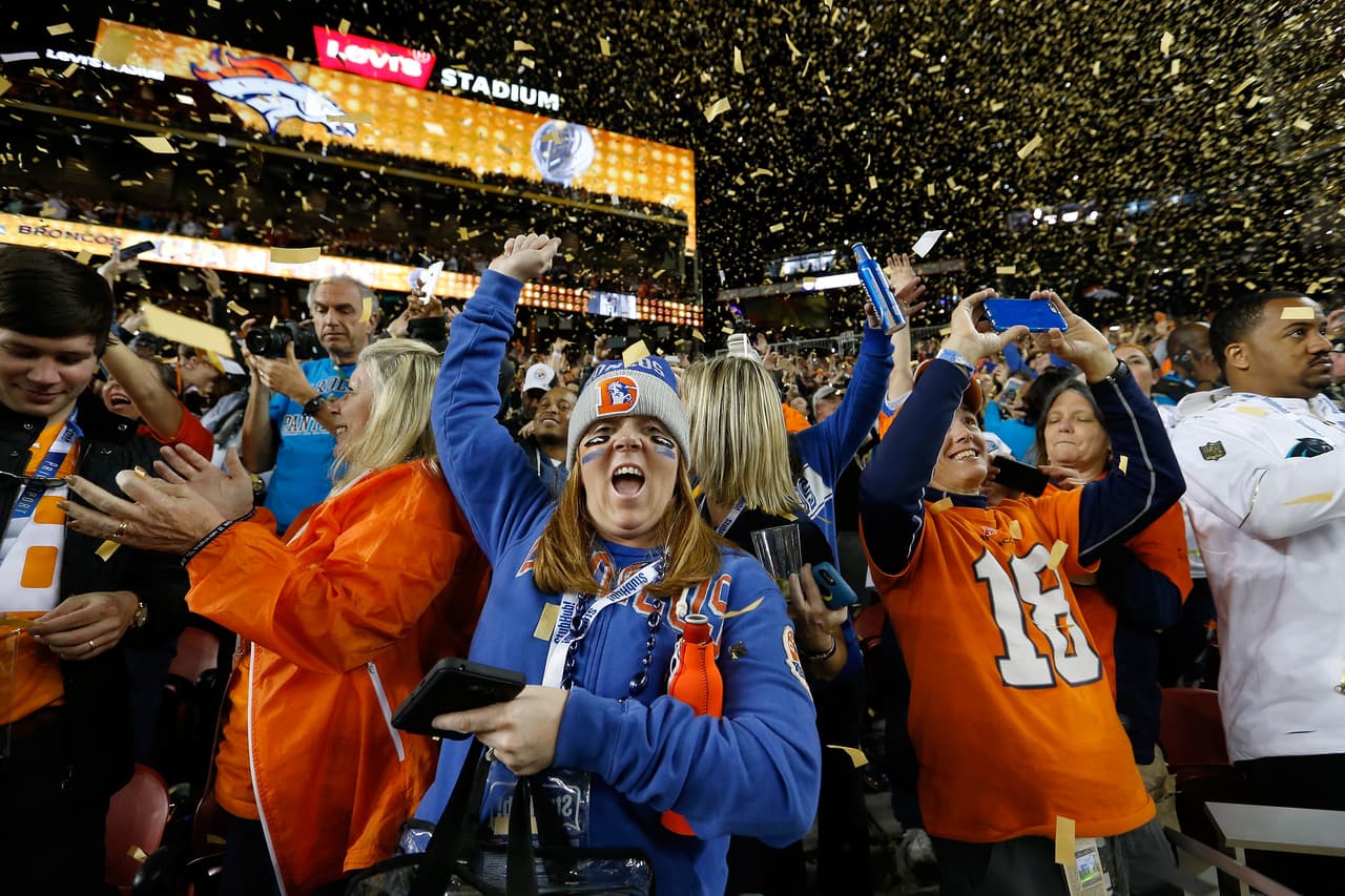 Así celebraron los Denver Broncos su triunfo en el Super Bowl 50 ante los Carolina Panthers 24-10.