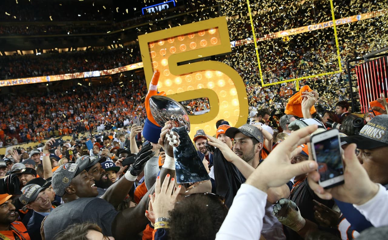 Así celebraron los Denver Broncos su triunfo en el Super Bowl 50 ante los Carolina Panthers 24-10.