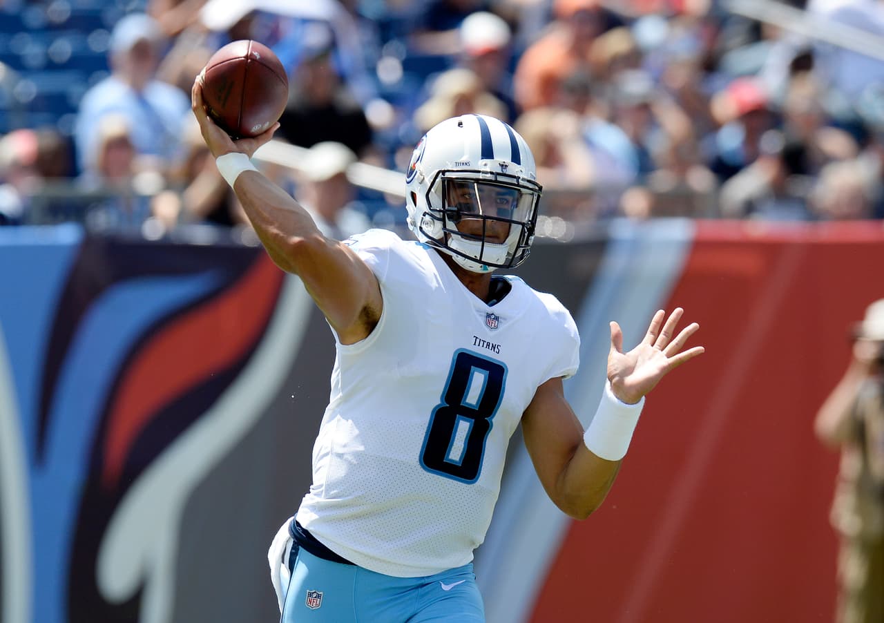 <b>6. MARCUS MARIOTA | Tennessee Titans</b>
<br>En 2016 trabajó por primera vez con el coordinador ofensivo Terry Robiskie, y los Titans lanzaron el balón el 52.8 por ciento del tiempo. A eso se debe en gran parte el inmenso éxito de DeMarco Murray y el ataque terrestre, que se ubicó entre los mejores de la NFL. Aun así, Mariota encontró cierto protagonismo terminando décimotercero en el Fantasy a pesar de faltar a un juego. Durante el último tramo de ocho partidos, anotó más de 19 puntos y lanzó 21 touchdowns contra sólo tres intercepciones. Es candidato para ser la revelación del año en la posición y más con la llegada de Eric Decker y el novato sensación Corey Davis como sus opciones aéreas.