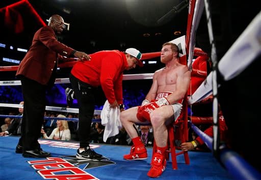 Saúl 'Canelo' Álvarez aplicó cloroformo puro a Amir Khan y defendió con éxito el cinturón medio del Consejo Mundial de Boxeo. El mexicano noqueó al británico en seis rounds en la T-Mobile de Las Vegas.