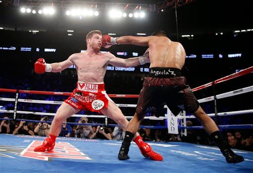 Saúl 'Canelo' Álvarez aplicó cloroformo puro a Amir Khan y defendió con éxito el cinturón medio del Consejo Mundial de Boxeo. El mexicano noqueó al británico en seis rounds en la T-Mobile de Las Vegas.