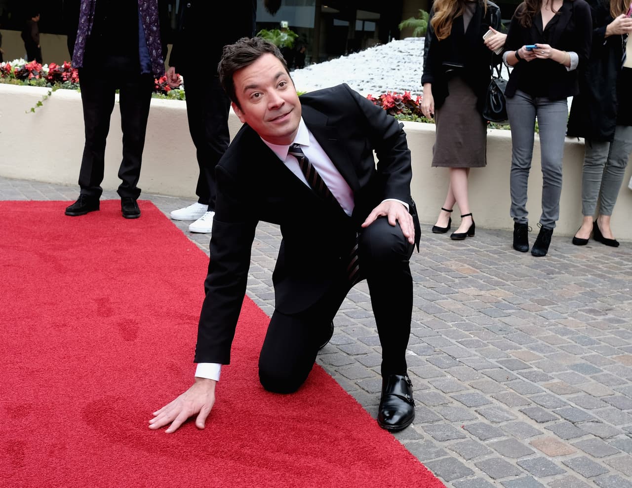 Jimmy Fallon dijo que le ha pedido consejos a los conductores de los pasados años, Ricky Gervais, Tina Fey y Amy Pohler, pero supuestamente le responden que no sea 'morón'.