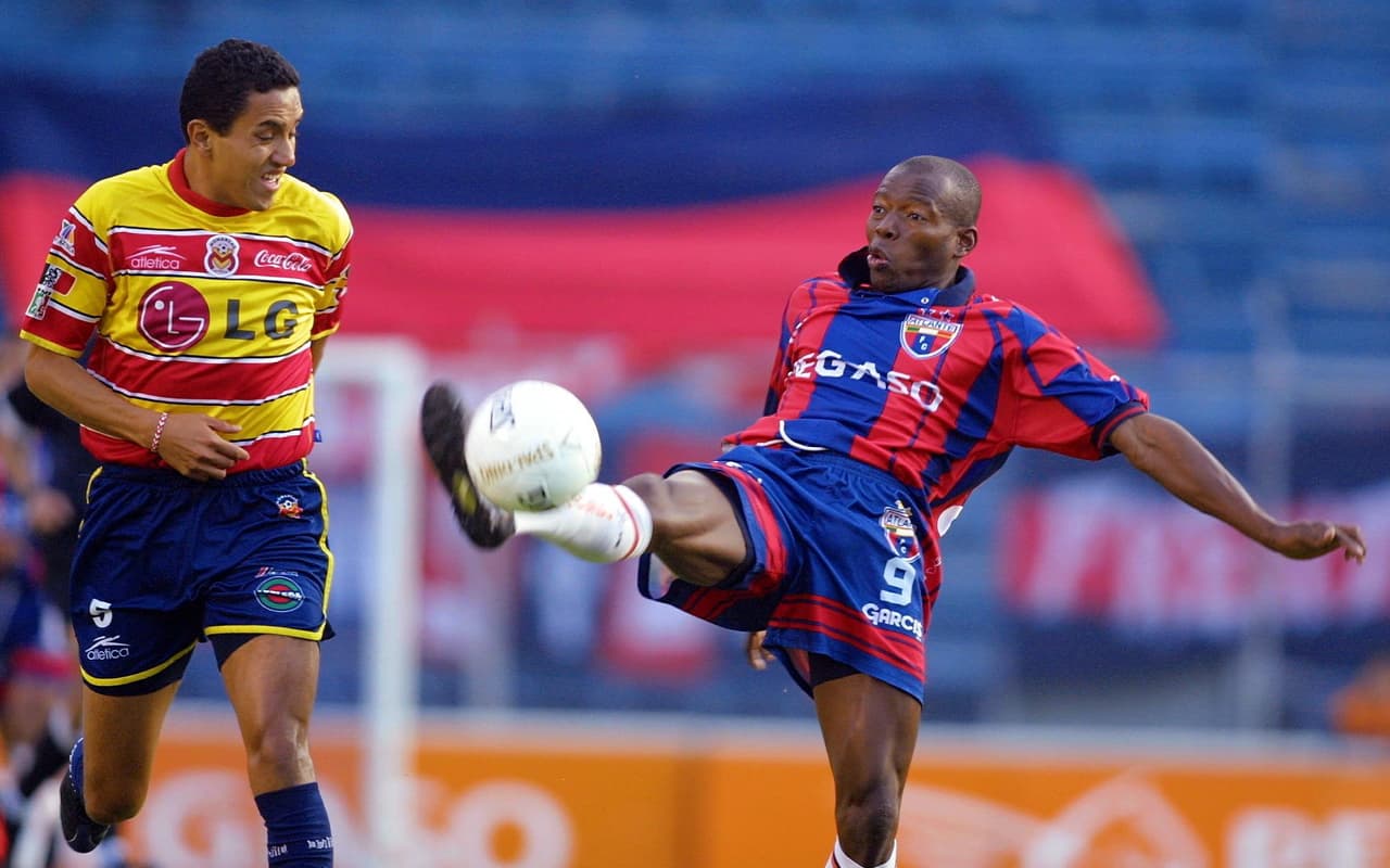 De vida bohemia y goles acrobáticos, el colombiano Faustino Asprilla llegó al Atlante de José Antonio García. "Toño" solía atinar a sus refuerzos extranjeros, pero Asprilla no duró ni dos torneos cortos en el 2001.