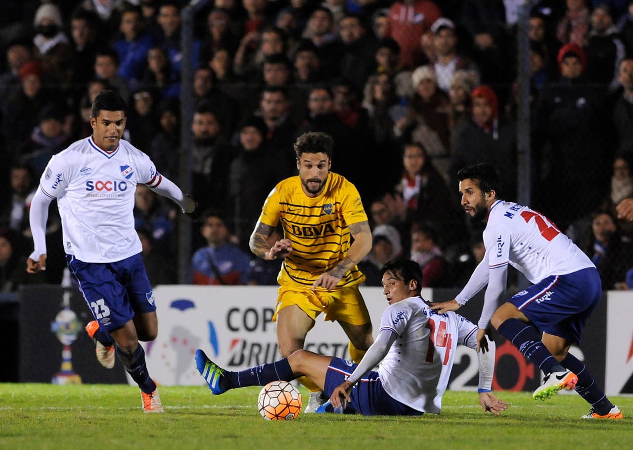 Como toda una piedra rodante (una 'rolling stone'), regresó a Boca para retirarse. Fue separado del plantel cuando desacató la autoridad de Guillermo Barros-Schelotto y se puso a fumar en el vestidor durante un juego contra Nacional en Montevideo.