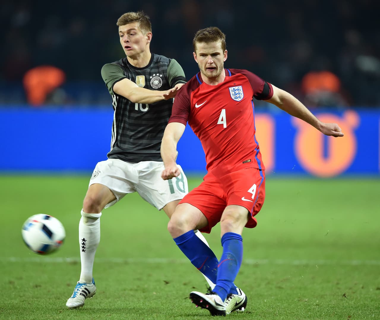 Sin embargo, Inglaterra no decayó y su juego fue en ascenso. El cuarto de hora final fue un recital inglés. Harry Kane acortó distancias y el atacante del Leicester Jamie Vardy marcó su primer gol con la selección para establecer el empate 2-2 que apagaba a los alemanes.