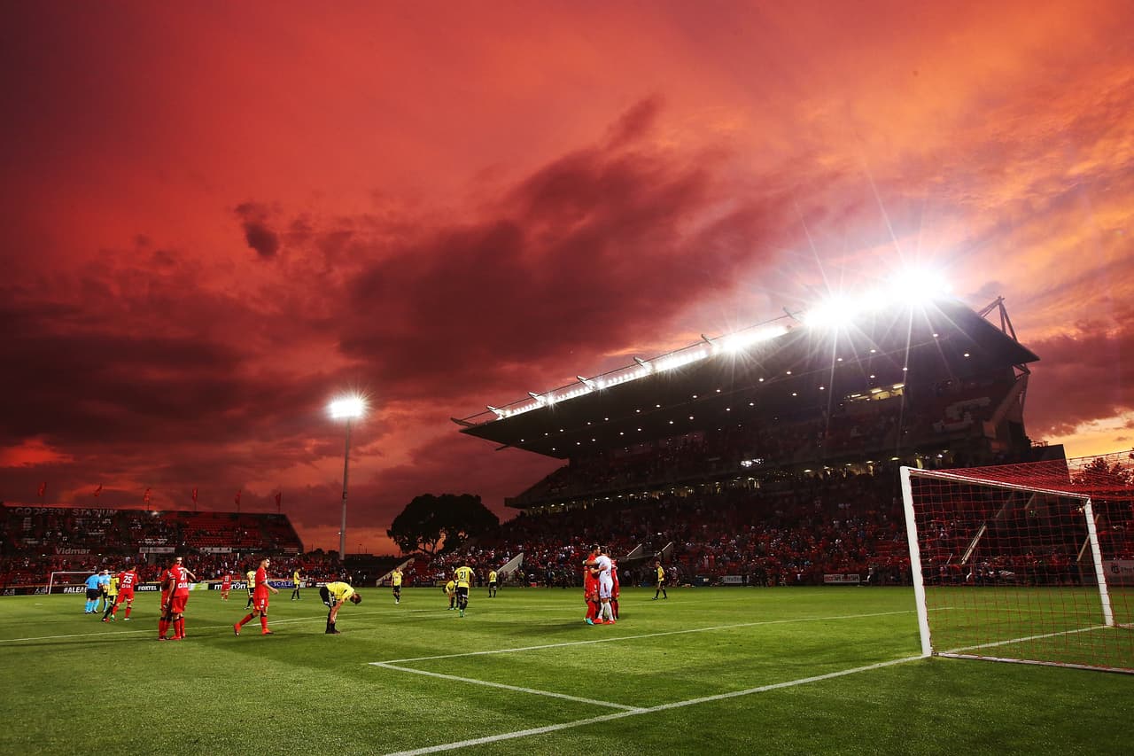Adelaide United recibió en la novena fecha del fútbol australiano al Wellington Phoenix en el Coopers Stadium, en una jornada que el rojo del cielo combinó con el del uniforme del equipo local.