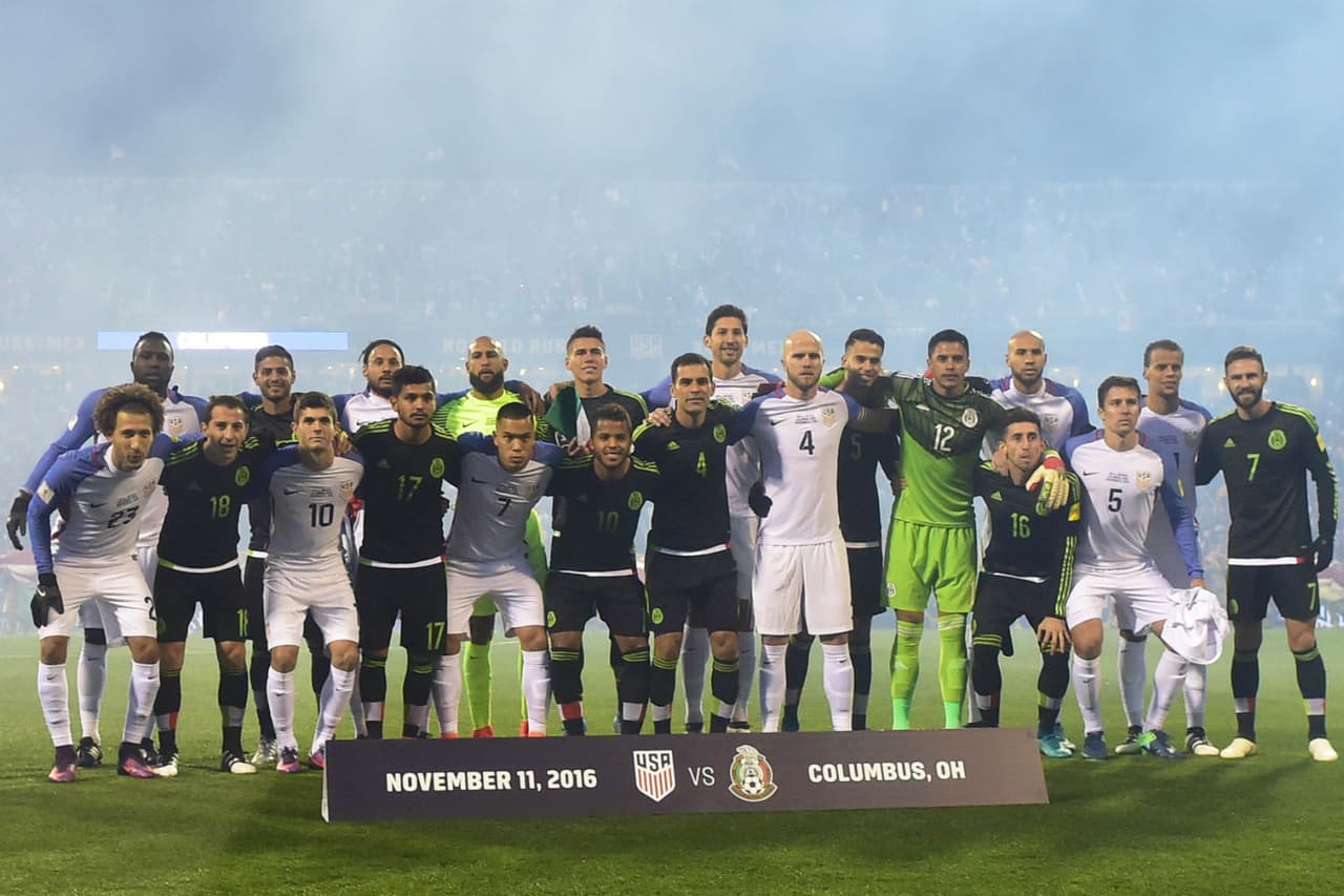 Así posaron para la foto ambas selecciones.