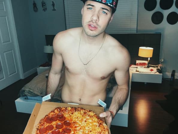 "You want pizza?", preguntó William a sus seguidores. (Febrero 7, 2016)