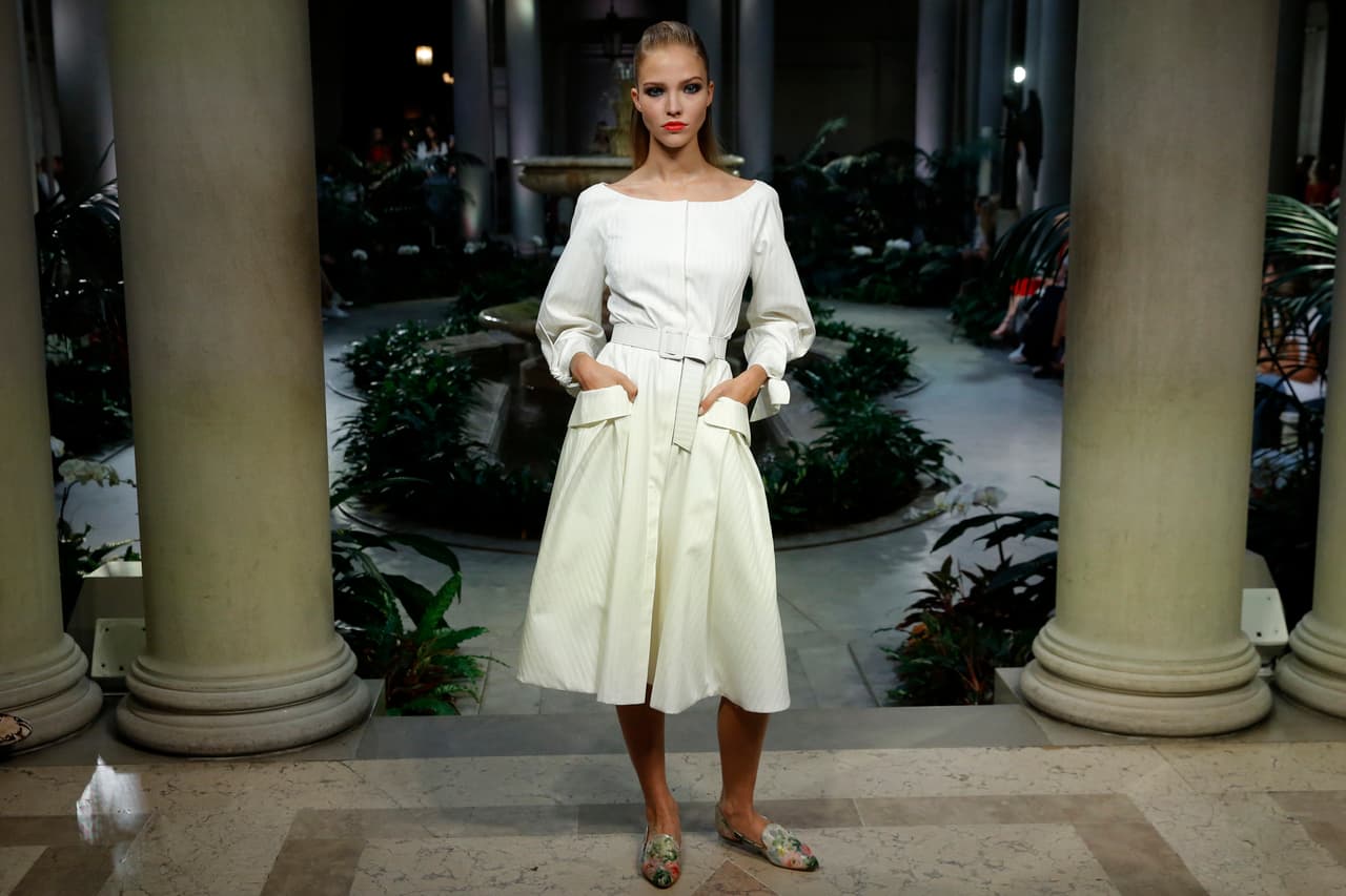 Frase 7: "Algunas veces las cosas más sencillas son las más profundas", esta sentencia de la diseñadora venezolana parece encarnarse perfectamente en este vestido cuello bandeja, de bolsillos y cinturón anudado en la cintura, que, a pesar de su sencillez, es capaz de cautivar la atención y dejar relucir el estilo de la mujer que lo lleva.