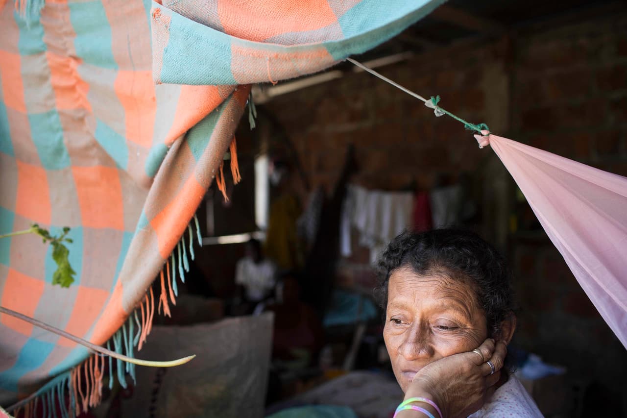 Una mujer en una improvisada ventana en Pedernales, Ecuador.