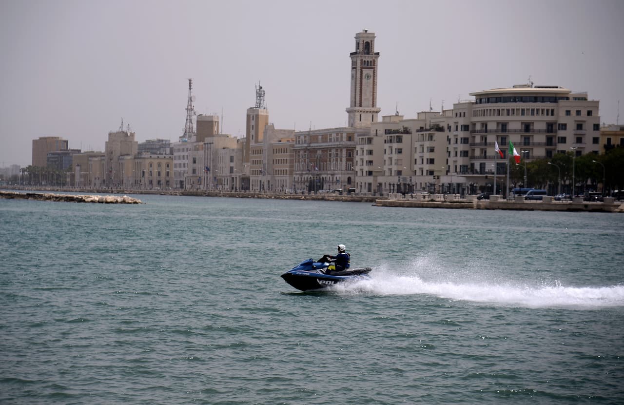 Viernes 26 de mayo, jornada final. El presidente estadounidense volverá a Italia para asistir a la cumbre del G-7 que se celebrará en Sicilia. En la imagen, un policía patrulla sobre un jet ski en Bari, donde los ministros de finanzas del G7 se reunieron el 12 de mayo de 2017, unos días antes de la cumbre de presidentes. El sabado 27 el presidente comienza su viaje de regreso a Washington.