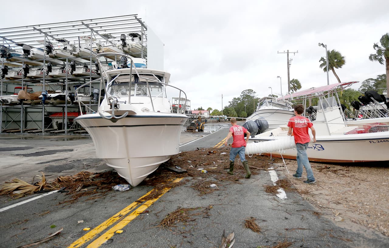 Algunos botes fueron movidos sobre la tierra por los fuertes vientos en Steinhatchee, Florida.