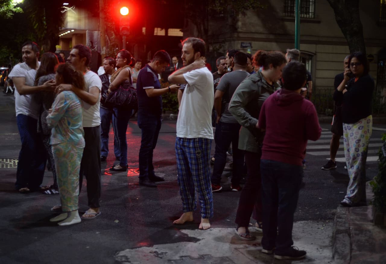 En Ciudad de México la gente salió en pijamas tras el fuerte temblor y las alarmas