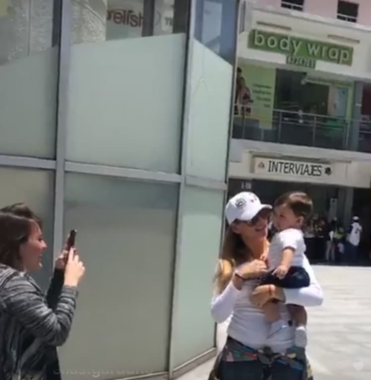 La actriz posó para la fotografía y trató de hacer reír al bebé.