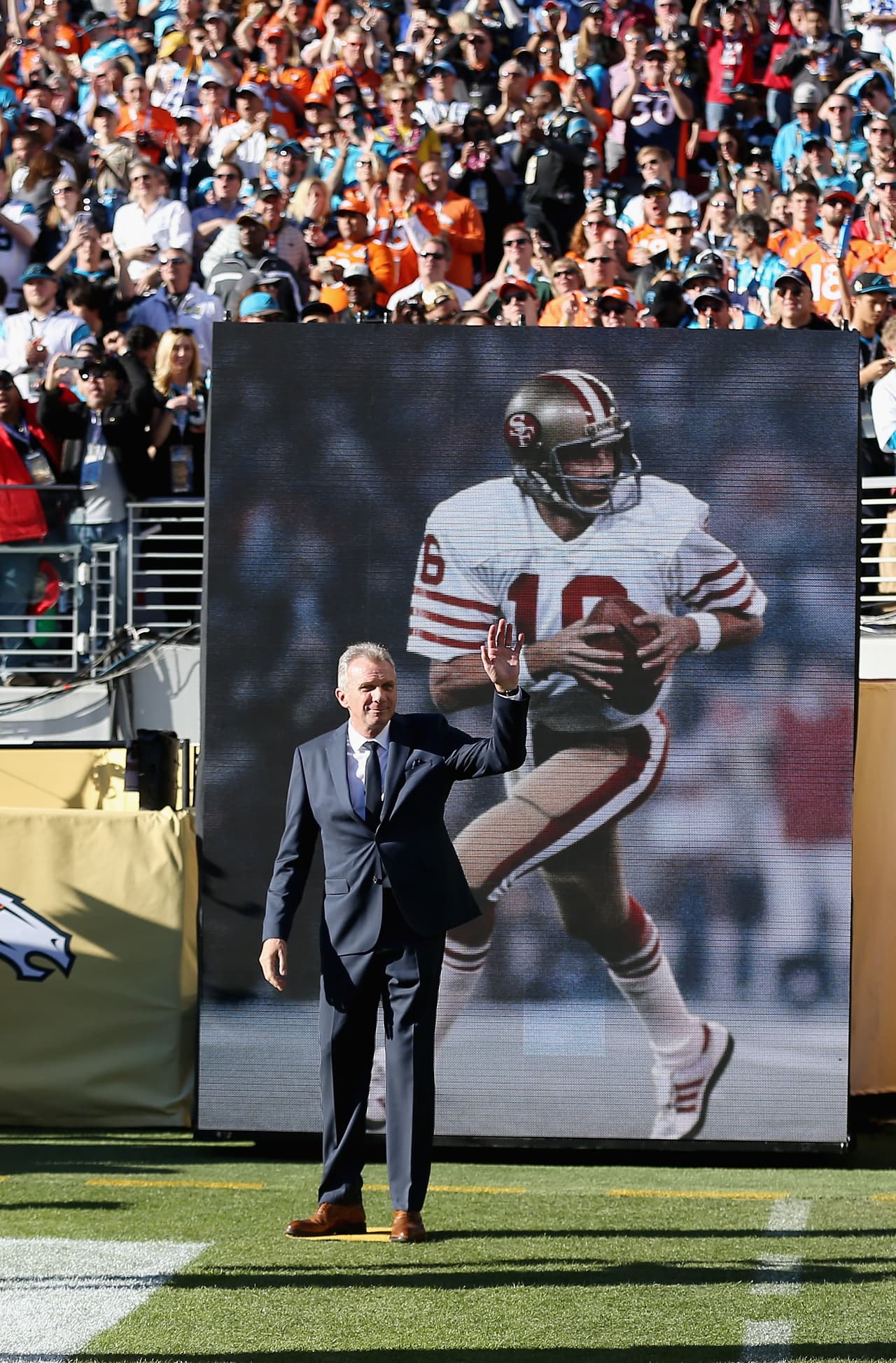 Joe Montana, una leyenda de los San Francisco 49ers, y Tom Brady son los jugadores que más veces han ganado el premio al jugador más valioso del Super Bowl, con tres cada uno.