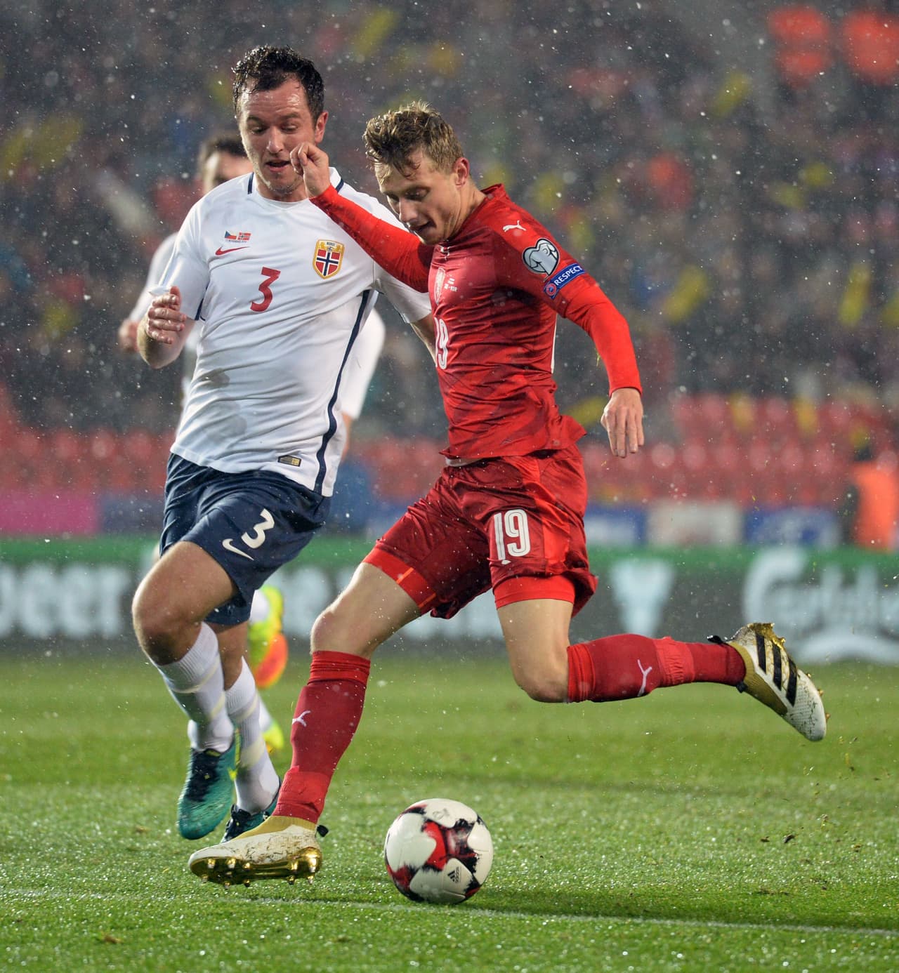 Czech Republic's midfielder Ladislav Krejci (R) vies for the ball with Norway's defender Even Hovland during the World Cup 2018 qualification football match between Czech Republic and Norway in Prague, Czech Republic on November 11, 2016. / AFP / Michal Cizek (Photo credit should read MICHAL CIZEK/AFP/Getty Images)