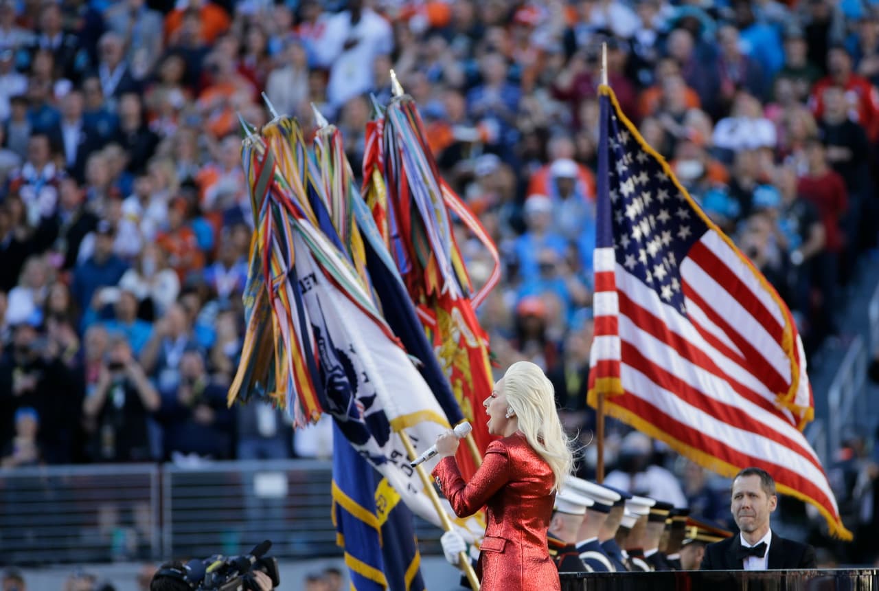La hermosa voz de Lady Gaga entonó el Himno de los EEUU en la apertura del Super Bowl 50. Aquí las mejores tomas.