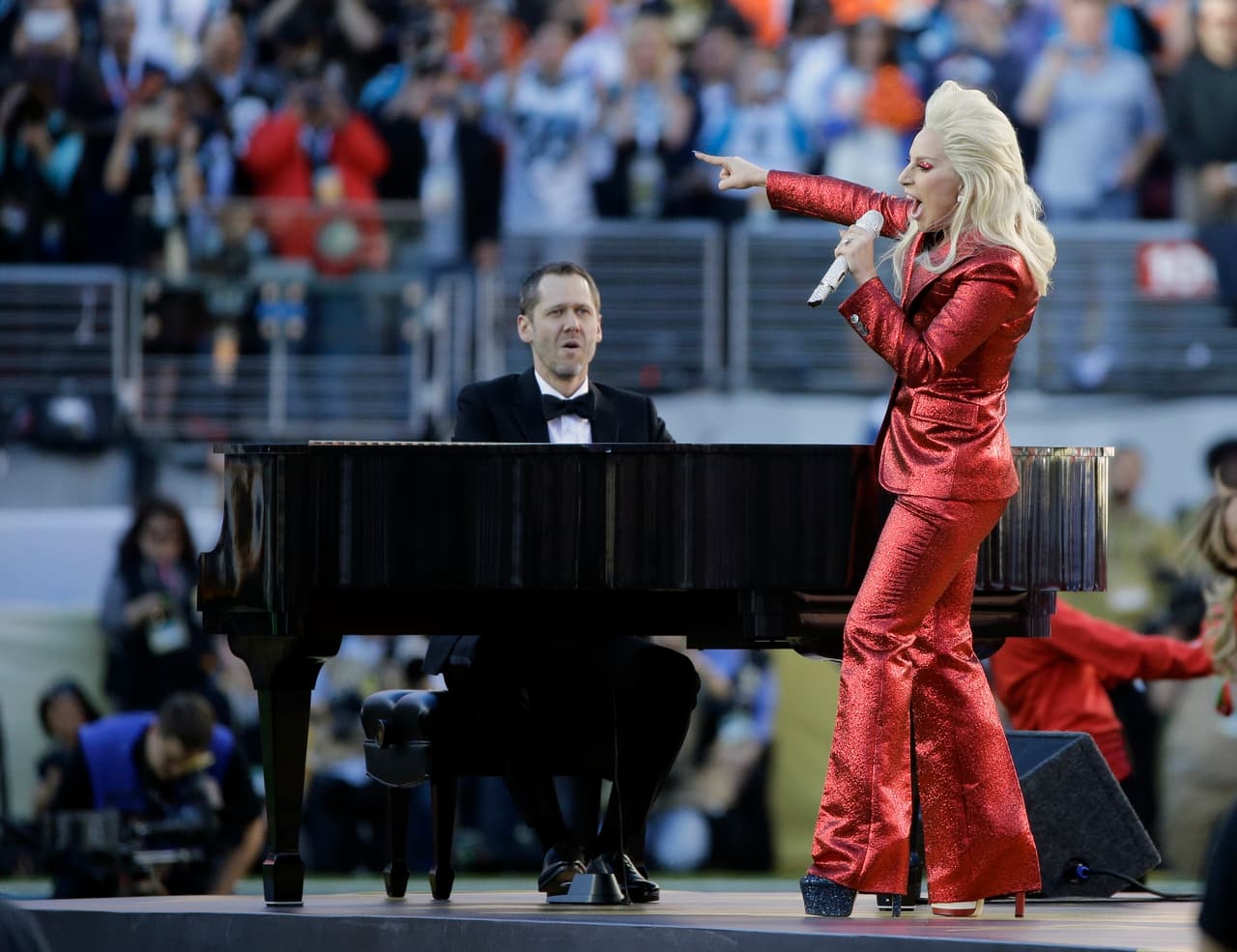 La hermosa voz de Lady Gaga entonó el Himno de los EEUU en la apertura del Super Bowl 50. Aquí las mejores tomas.