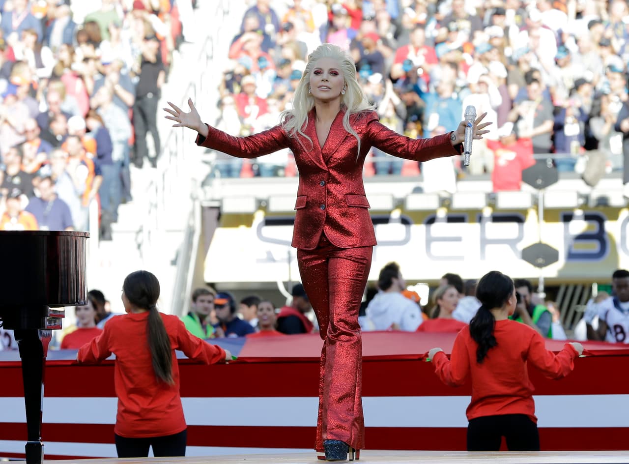 La hermosa voz de Lady Gaga entonó el Himno de los EEUU en la apertura del Super Bowl 50. Aquí las mejores tomas.