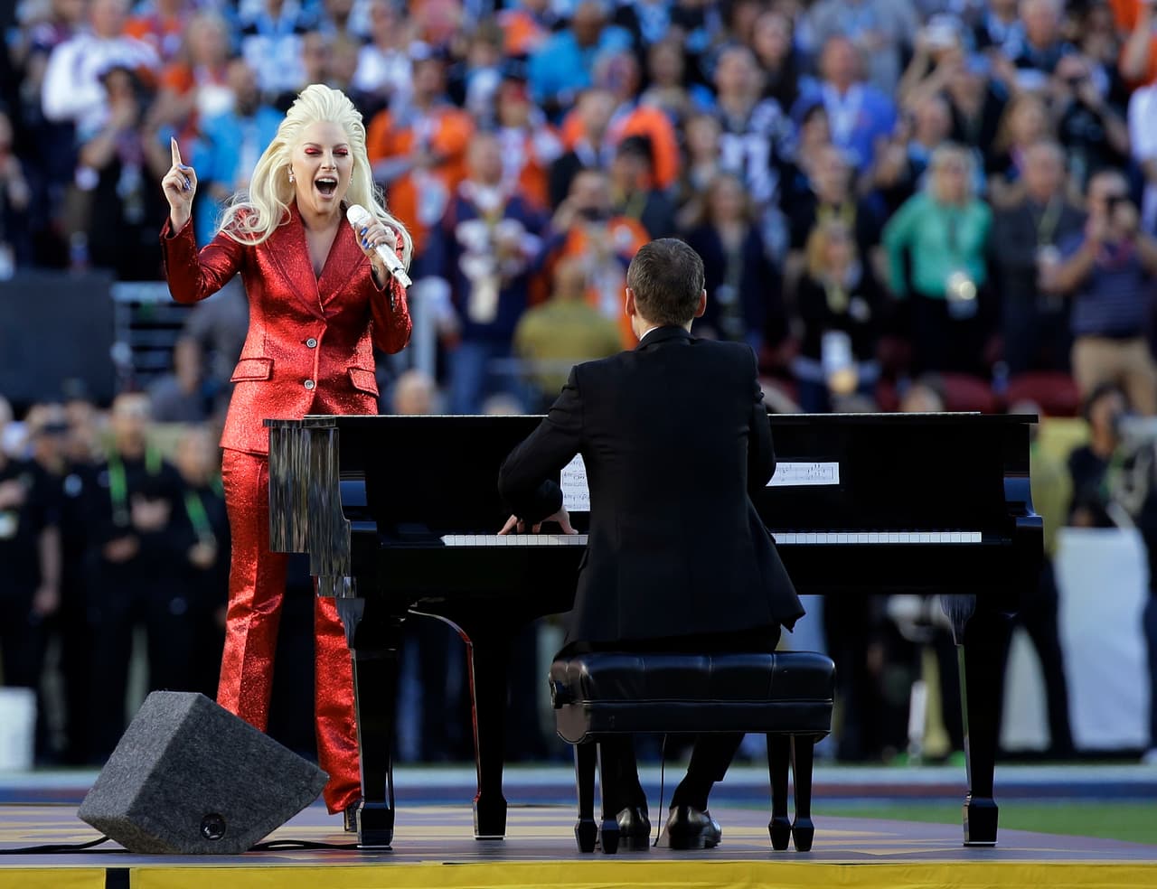 La hermosa voz de Lady Gaga entonó el Himno de los EEUU en la apertura del Super Bowl 50. Aquí las mejores tomas.