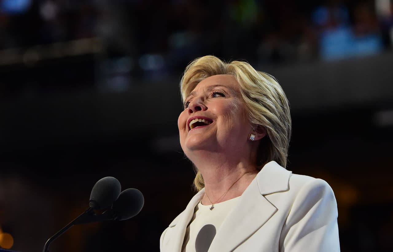 Siguiendo en la ruta de lo que ya es su más reconocido estilo personal, la candidata optó justo por un color protagónico en este encuentro demócrata que hizo básicamente desfilar a mujeres emblemáticas en tres colores: el blanco (Hillary Clinton, Eva Longoria, Lena Dumhan, Joyce Beatty) el azul (Michelle Obama y Debra Messing) y el rojo (Chelsea Clinton y Elizabeth Warren).