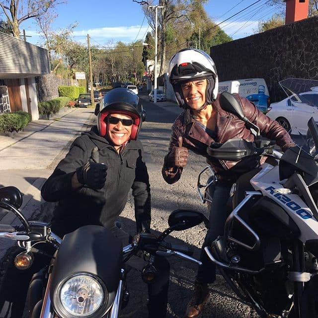Johnny Lozada se subió a su moto e hizo un viaje a lado de su gran amigo Adrián Uribe. (3 de febrero, 2016)
