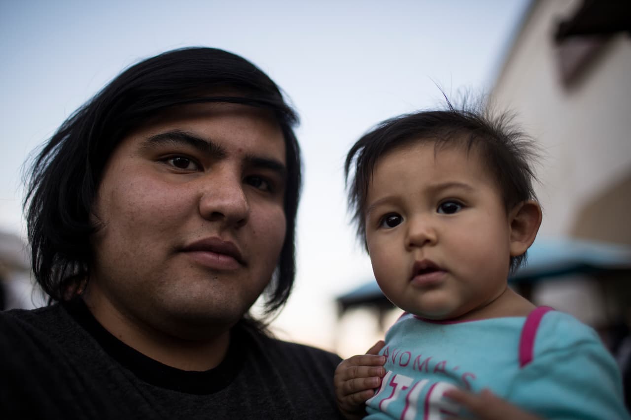 Miguel Ángel Espersa salió como padre y esposo para exigir más protección para las mujeres. "Desde el momento que supe que iba a tener una hija sentí miedo," dice. "Temo que va a crecer y que va a haber injusticias hacia ella."