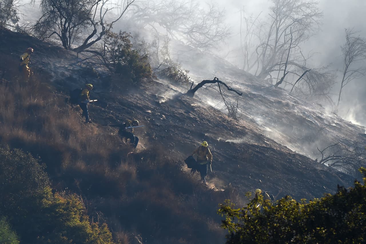 El fuego se desplaza por la ladera oeste de la autopista 405. Esta vía que conecta al norte con el sur de los Ángeles ha sido cerrada por las autoridades.