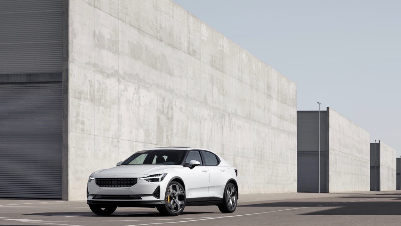 Este es el Polestar 2, el sedán eléctrico con tecnología Volvo que llega a competir con el Tesla Model 3