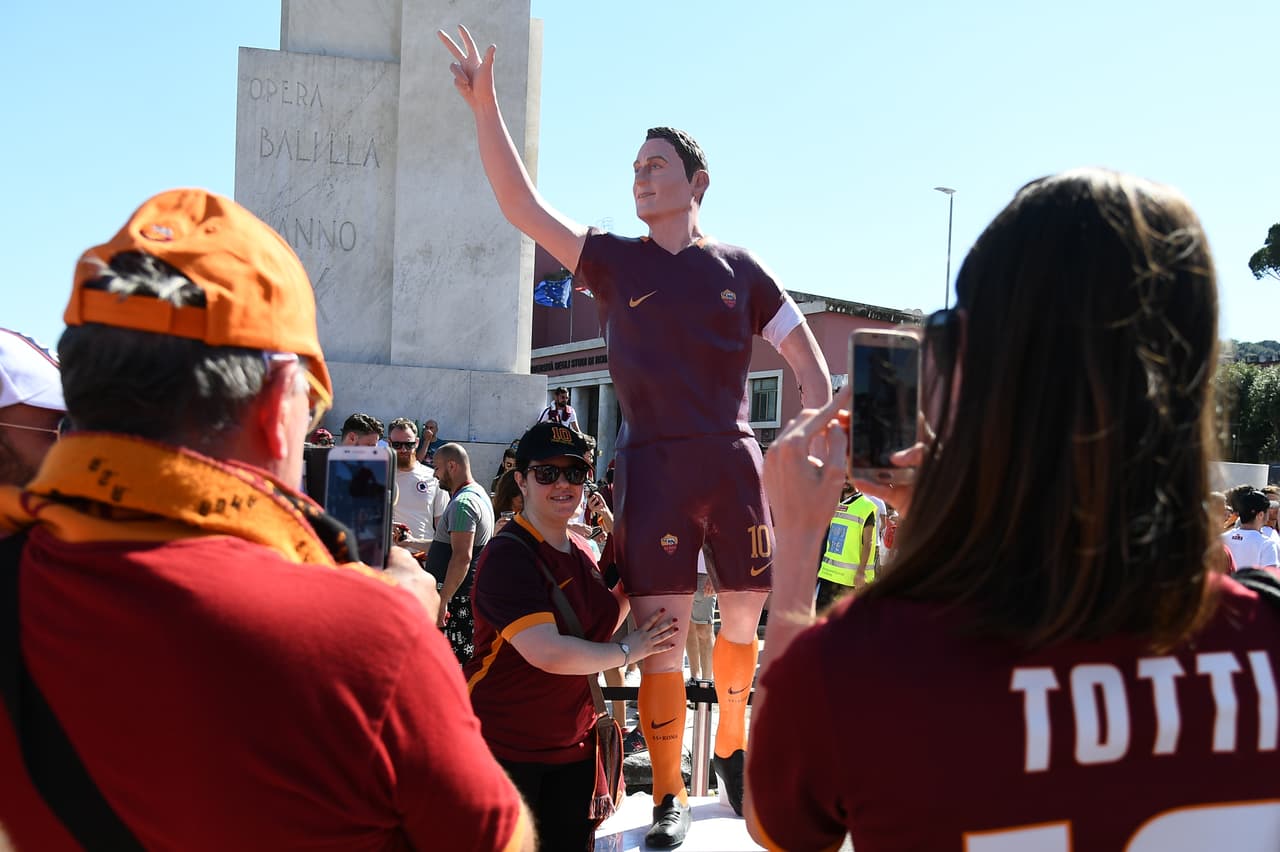 Los fanáticos de Roma le dieron una cálida despedida a Francesco Totti, el eterno capitán, en su despedida del fútbol profesional. Todos vistieron el '10', llevaron pancartas y posaron con una estatua y aclamaron al jugador, que fue suplente contra Genoa pero entró en el triunfo 3-2, en su último juego tras 24 años con el equipo.