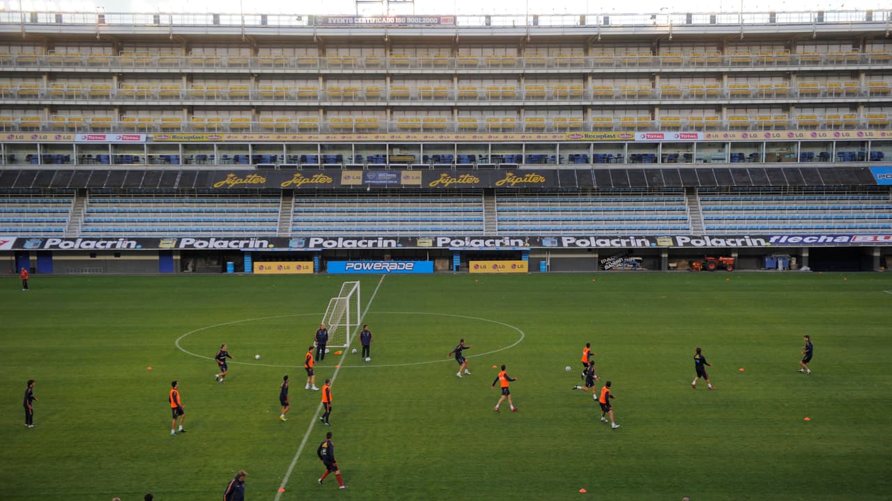 La Bombonera es el escenario donde juega Boca Juniors, el equipo más ganadores de Suramérica y uno de los que más títulos internacionales tiene en el mundo. Con un aforo de más de 41 mil personas, fue declarado de interés turístico en Buenos Aires.