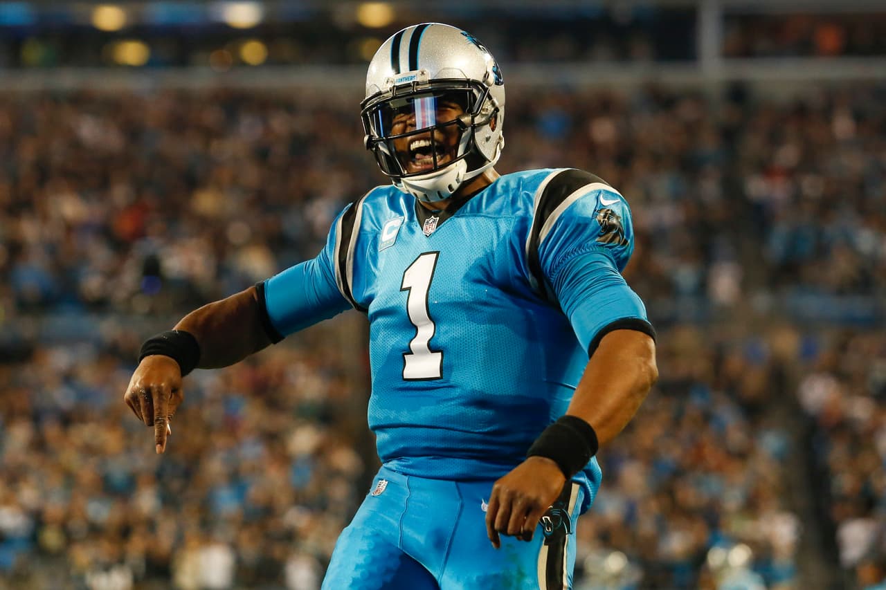 <b>7. CAM NEWTON | Carolina Panthers</b>
<br>Los Panthers tuvieron un año para el olvido en 2016. El ataque del equipo se vio afectada por la baja de nivel de la defensa y la evidente lectura que hicieron los rivales. No obstante, las esperanzas en Cam Newton regresan esta campaña con la llegada del novato Christian McCaffrey, un corredor prospecto muy hábil y con buenas manos, que será clave para que funcione la ofensiva. Pese a que el quarterback de Carolina viene de una operación en su hombro de lanzar, la cual despierta dudas, tendrá de vuelta a sus blancos favoritos Kelvin Benjamin y Greg Olsen. Parece destinado a utilizar pases más cortos y eso lo hace menos predecible y más peligroso para sumar en Fantasy.