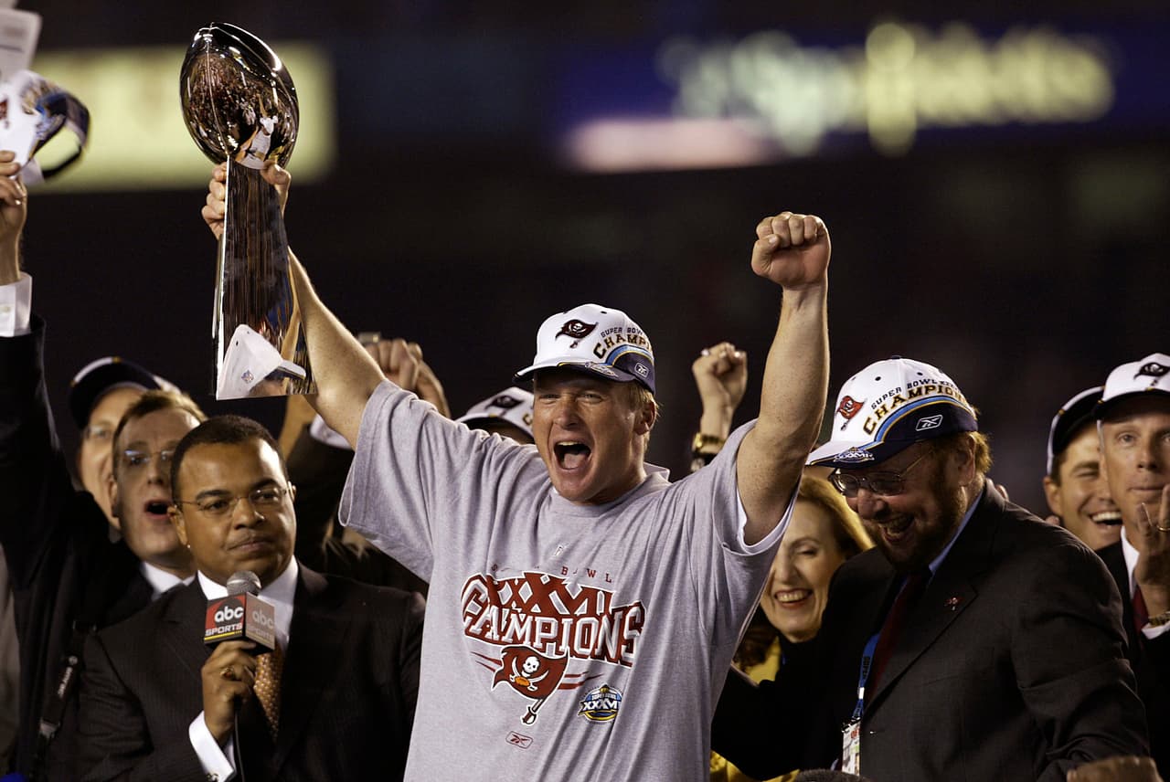 Jon Gruden (2002-2008) (57 victorias, 55 derrotas).