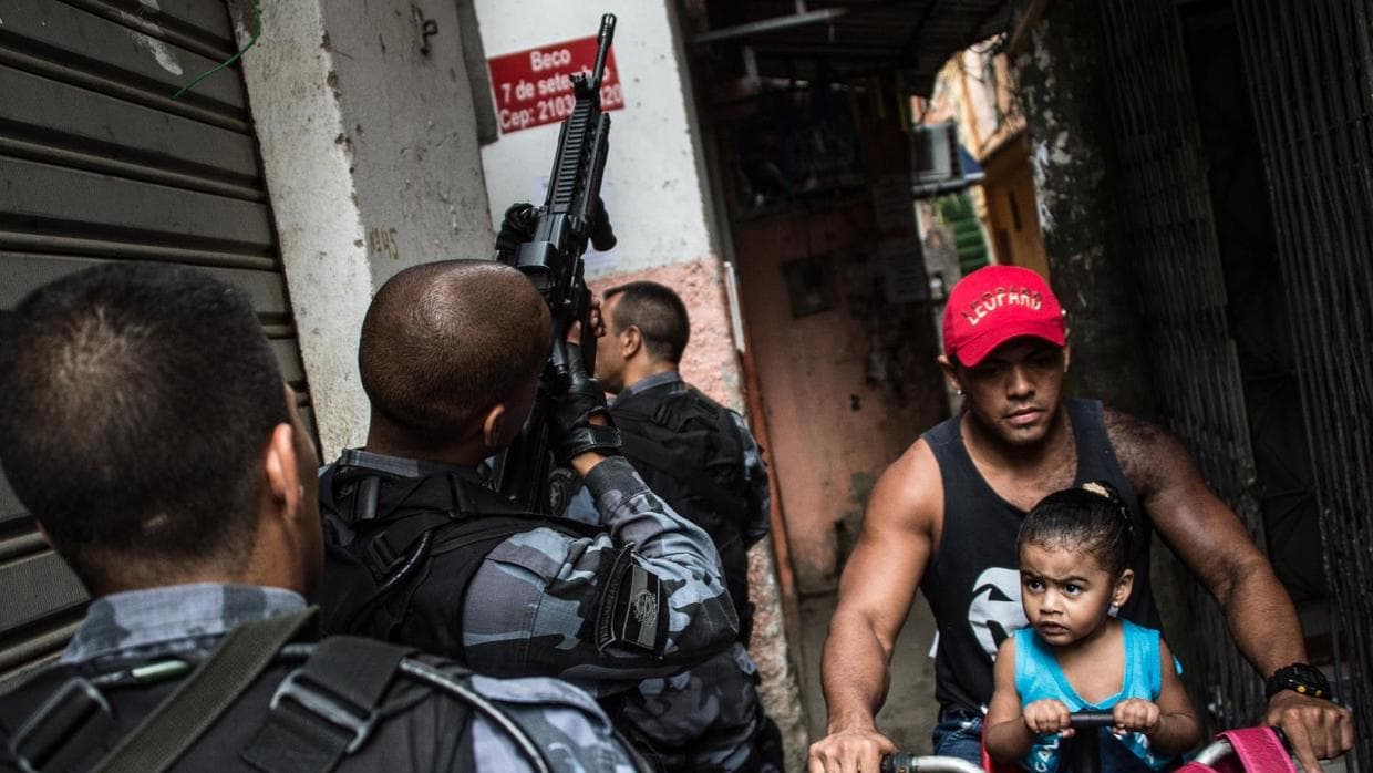 La policía militar patrulla las comunidades de Praia da Ramos y Roquette Pinto en Río.