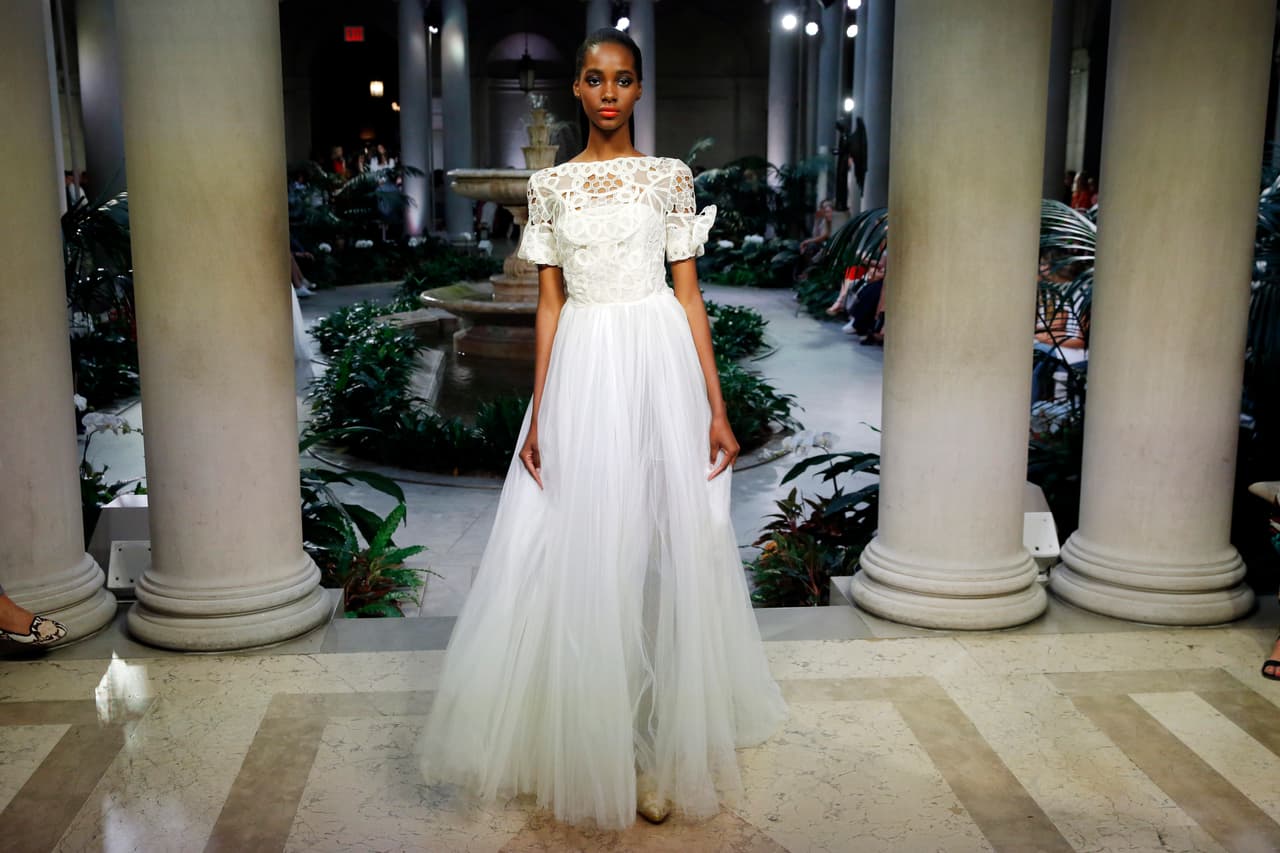 Frase 9: Este vestido de encaje en
<i>off white</i> parece gritar eso que Carolina Herrera no se ha cansado de repetirles a las mujeres durantes sus décadas como diseñadora: "Siempre elige el estilo antes que la moda, usa algo que te haga lucir bella"