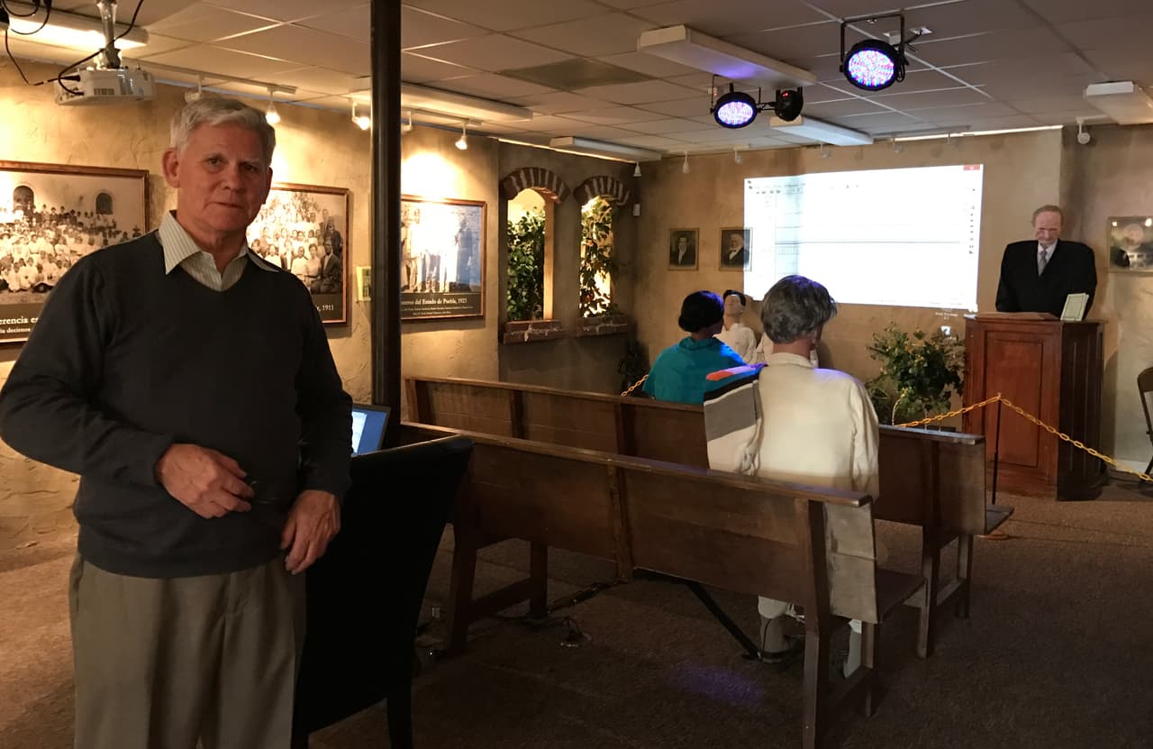 Fernando R. Gómez en el museo que fundó y que cuenta los inicios de la iglesia mormona en México.