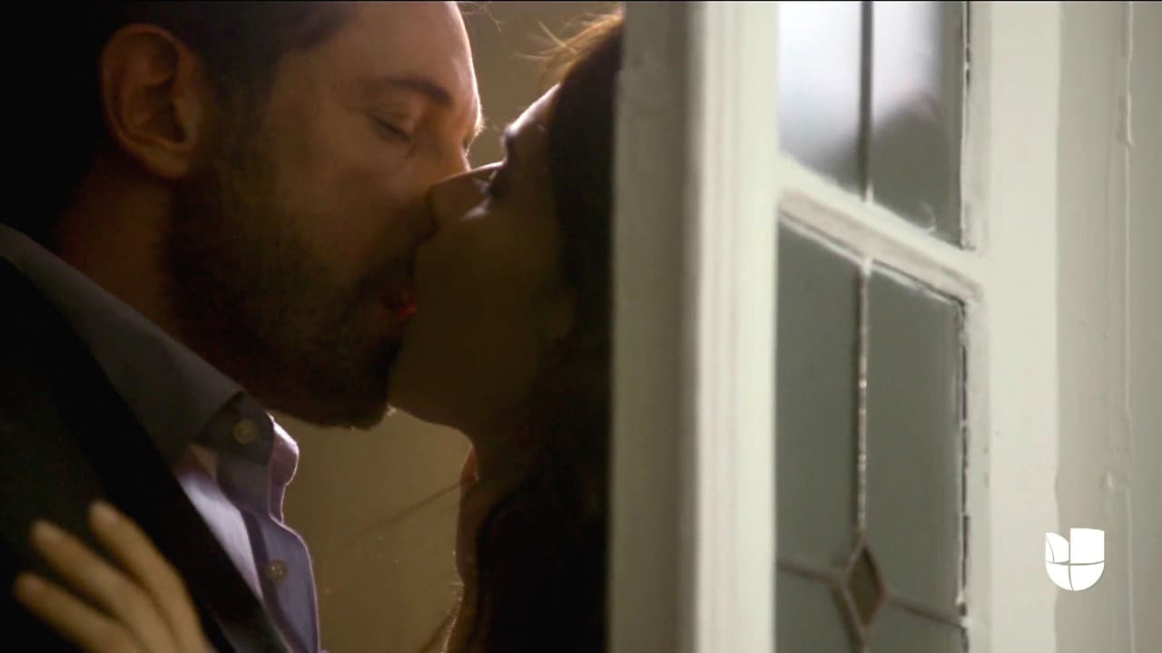 Damián y Carolina han aprovechado cualquier momento a solas para demostrase su amor. Así sucedió en el local que Raquel rentó para el negocio de banquetes que le propuso a Carolina.