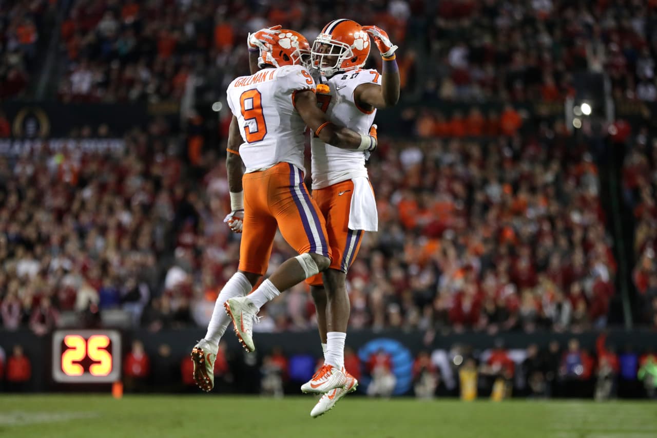El quarterback de los Tigers celebra después de lanzar un pase de touchdown de 2 yardas en el touchdown para remontar a Alabama 28-24 con 4 minutos en el reloj.