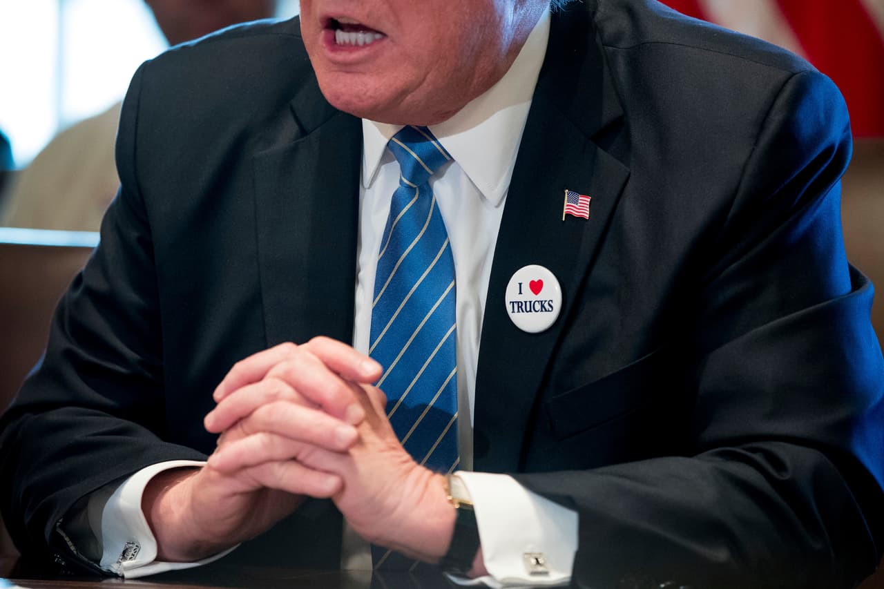 Más tarde durante la reunión con los miembros de la industria camionera en la Sala del Gabinete, Trump lució un botón que leía "Yo amo camiones".