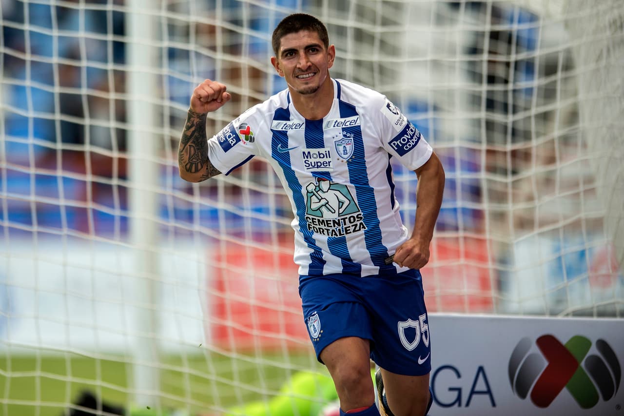Víctor Guzmán marcó el primero de sus dos goles tras rematar un balón que quedó en el área producto de un disparo al travesaño de Puch.
