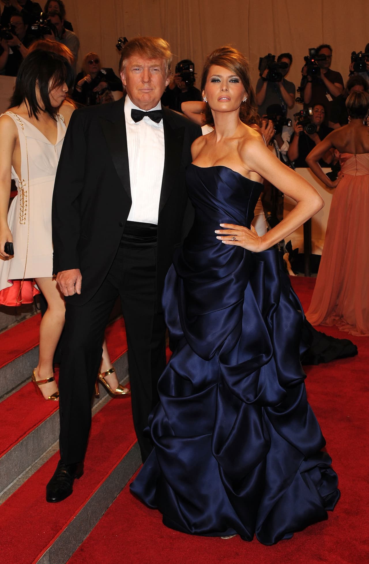 ¿
<b>Polémica en todas las cenas de Estado?</b>
<br> Así como lo hizo en la cena ofrecida por la Iglesia Católica en Nueva York, en las cenas de Estado Melania hará que siempre se hable de su vestido más allá de los protocolos y los códigos. Entrenada más para la moda que para la política, los guiños a la creatividad de cada país con un vestido de un diseñador de ese origen como lo institucionalizó
<b><a href="http://www.univision.com/estilo-de-vida/trending/trece-vestidos-de-michelle-obama-para-trece-cenas-de-estado-fotos">Michelle Obama para estos eventos diplomáticos</a></b> serán reemplazados por la pompa, el lujo y la excentricidad de Melania que tendrá a costosos diseñadores de su lado.
<br>