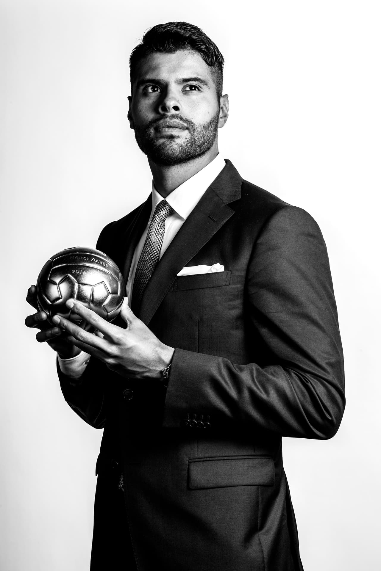 Con el 57 por ciento de los votos y superando a Hugo Ayala, Nestor Araujo fue reconocido como el mejor defensor del año.