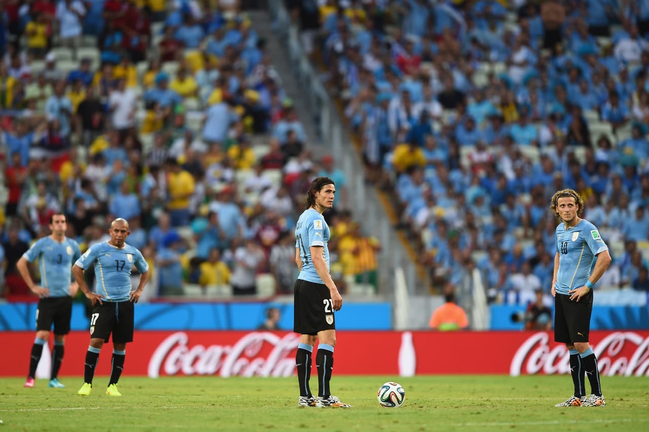 El uniforme de Uruguay es con playera azul celeste y shorts y calcetas negras. Se le conoce con los apodos de la Celeste, los Charrúas y La Garra Charrúa.