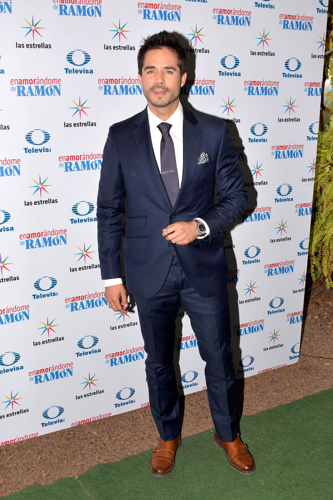 <b><a href="http://www.univision.com/temas/jose-ron">José</a></b> tiene 4 historias protagónicas en su trayectoria y '
<b>Enamorándome de Ramón</b>' es su último éxito televisivo.