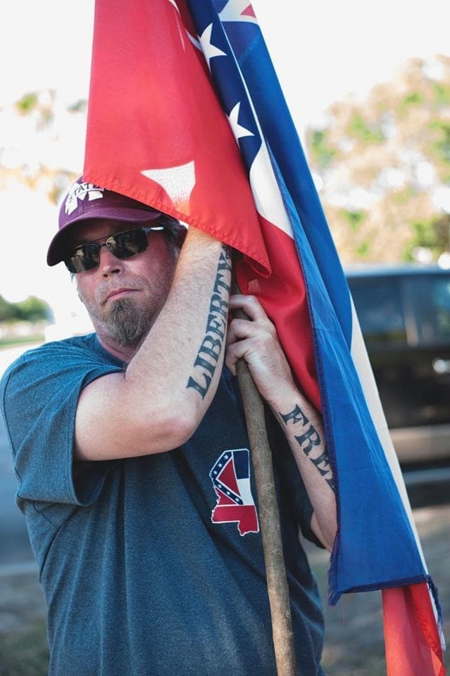 Un hombre que viajó de Mississippi para apoyar los monumentos confederados.