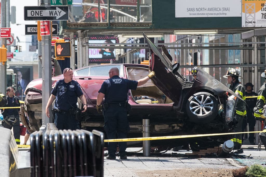 En esta imagen del pasado 18 de mayo en Times Square, se aprecia cómo las barreras de metal impidieron un mayor avance del auto que manejaba Richard Rojas, el acusado del atropello masivo en Times Square. El concejal Ydanis Rodríguez impulsa una legislación para que la instalación de esas barreras se extienda a través de distintos puntos de la ciudad de Nueva York.