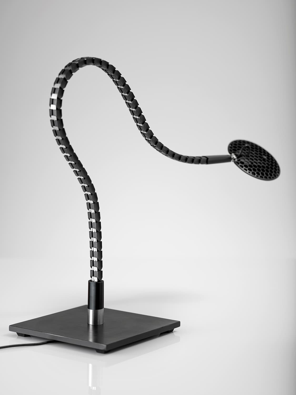 Lámpara Natrix / Diseñada por el alemán Hans Nopper para ADS360 (adessohome.com), la “espina dorsal” de acero articulado de esta lámpara, de inspiración high tech, permite formar cualquier curva para dirigir con precisión el rayo de luz, que emite un LED. Hay versiones de escritorio, piso y con pinza.