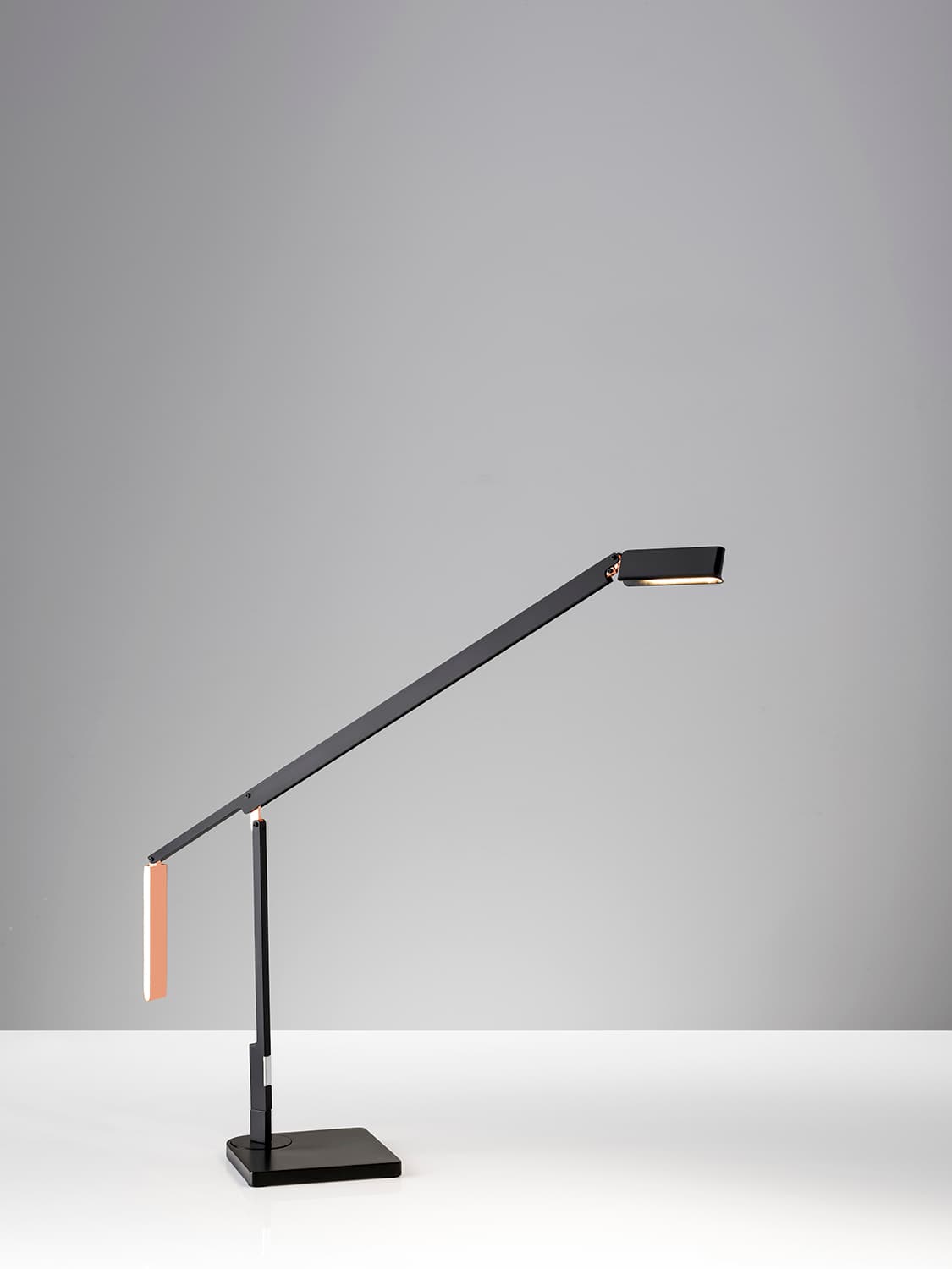 Lámpara Lazzaro / Una pieza minimalista diseñada por LEKO, el estudio creado en 2011 por los argentinos José Domínguez y Leandro Leccese. Fabricada por ADS360 (adessohome.com) en versiones de escritorio y de piso, esta lámpara ofrece la posibilidad de elegir entre cobre y cromado para el metal del contrapeso.